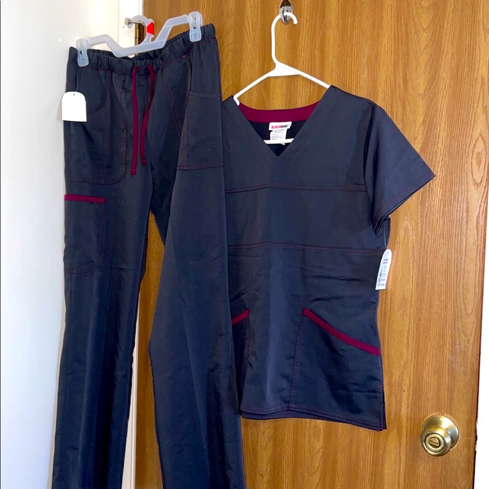 Woman’s size XS scrub set brand new